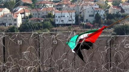 Eine palästinensische Flagge im Stacheldraht am Sperrwall im Westjordanland.