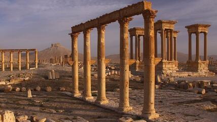 مدينة تدمر الصحراوية التي تعد رمز بوتقة انصهار التاريخ الإنساني في سوريا أضحت هدفا للنهب والسلب