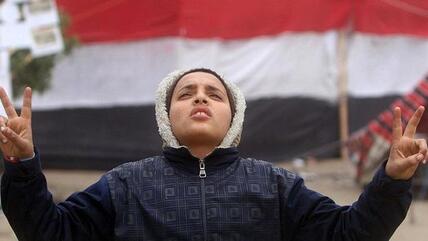 Ein junger Ägypter demonstriert auf dem Tahrir-Platz in Kairo gegen den Militärrat; Foto: AP/dapd