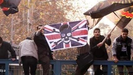 Basij-Miliz schwenken anti-englische Fahne bei der Erstürmung der britischen Botschaft in Teheran; Foto: dapd