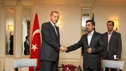 Türkischer Ministerpräsident Erdogan schüttelt Ahmadinejad die Hand; Foto: IRNA
