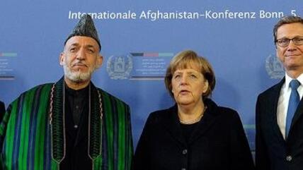 Gruppenbild u.a. mit Hamid Karsai, Angela Merkel und Guido Westerwelle auf der Afghanistan-Konferenz in Bonn; Foto: dapd