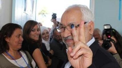 Ennahdha-Parteivorsitzender Ghannouchi nach der Stimmabgabe in Tunesien; Foto: DW