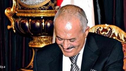 Jemens Präsident Saleh unterzeichnet die Golf-Initiative; Foto: dpa