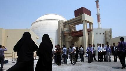 Besucher der Atomanlage Bushehr; Foto: dpa