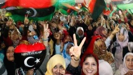 Jubelnde Libyer nach der Befreiung von Tripolis; Foto: dapd