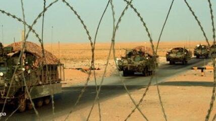 Gepanzerte Fahrzeuge der US-Armee auf dem Rückzug an der irakisch-kuwaitischen Grenze, Foto: dpa