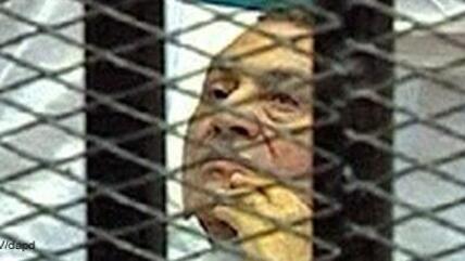 Hosni Mubarak in einem Käfig im Gerichtssaal in der Polizeiakademie von Kairo; Foto: Egyptian State TV/AP/dapd