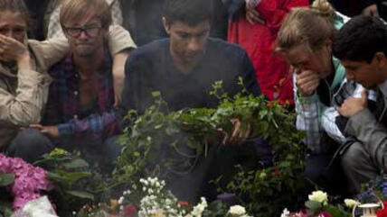 People mourning the dead after the attacks in Norway (photo: AP)