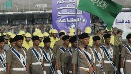 Saudische Truppen während einer Militärparade; Foto: dpa