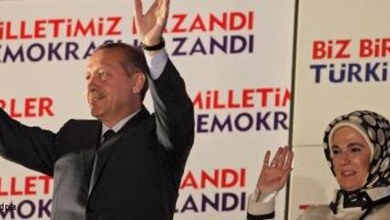 إردوغان وزوجته في الحملة الانتخابية، الصورة د ب ا