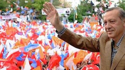 Premier Recep Tayyip Erdogan auf einer AKP-Wahlveranstaltung; Foto: dpa