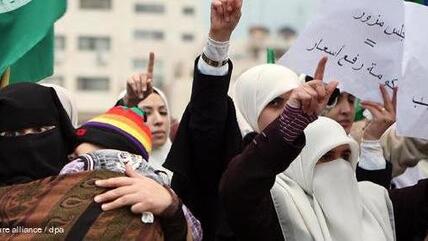 Verschleierte Jordanierinnen protestieren vor dem Parlament; Foto: dpa