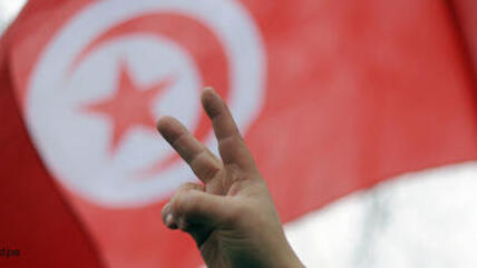 Tunesische Flagge und Victory-Zeichen; Foto: dpa