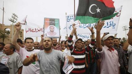 Lybians demonstrating to remove al Ghaddafi-era representatives from official positions (photo: Reuters)