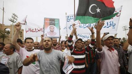 Libysche Demonstranten in Tripolis fordern die Entfernung von Vertretern der Gaddafi-Ära aus allen Ämtern; Foto: Reuters