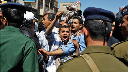 مظاهرات احتجاجية على الرئيس السابق علي عبد الله صالح في صنعاء. أ ب