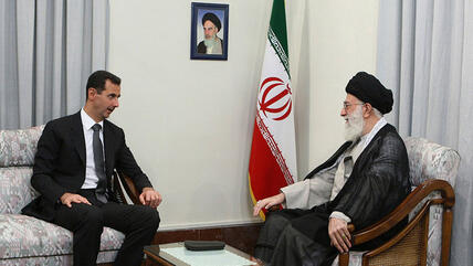 Syriens Präsident Baschar al-Assad während eines Staatsbesuchs in Teheran bei Ajatollah Ali Khameinei; Foto: AP