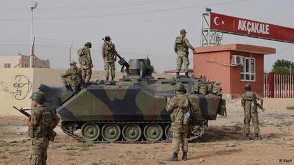 The Turkish army at the border crossing Akcakale (photo: dapd)