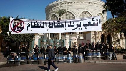 Das Volk will den Sturz des Systems: Proteste gegen Mursi vor dem Präsidentenpalast in Kairo; Foto: AP