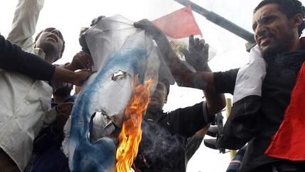 Ägyptische Demonstranten verbrennen eine israelische Fahne auf einer Demonstration gegen Israels Angriffe auf den Gaza-Streifen, 16. November 2012; Foto: Reuters/Mohamed Abd El-Ghany
