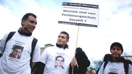 Mit Fotos der Opfer der NSU-Terrorzelle auf den T-Shirts demonstrieren am 04.11.2012 in Berlin Bürger gegen Rassismus. Ein Jahr nach dem Auffliegen der rechtsextremen Terrorzelle NSU haben sich in der Hauptstadt mehrere hundert Menschen für eine Demonstration gegen Rassismus versammelt; Foto: Kay Nietfeld/dpa 