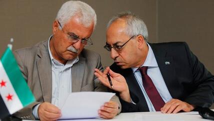 Abdelbasset Sida, Führer des oppositionellen Syrischen Nationalrat (rechts) im Gespräch mit Ratsmitglied George Sabra; Foto: Reuters