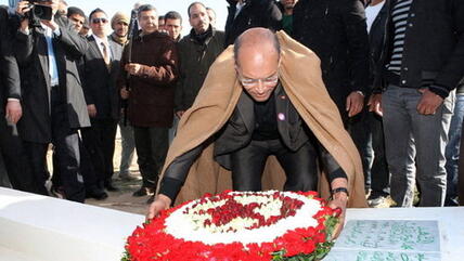 Tunesiens Präsident Marzouki ehrt Mohammed Bouazizi, mit dessen Selbstverbrennung die Jasminrevolution begann, Foto: dapd