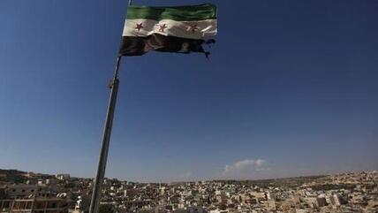 Fahne der FSA in einem Vorort von Aleppo; Foto: AP