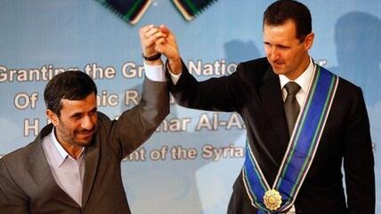 Syriens Präsident Assad erhält vom iranischen Präsidenten Ahmadinedschad in Teheran eine Auszeichnung, Foto: AP
