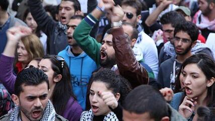 Libanesische Demonstranten vor der syrischen Botschaft in Beirut, Foto: DW/Dareen Al Omari