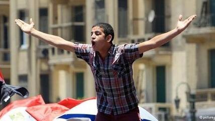 A young revolutionary during a demonstration in Cairo city centre (photo: picture-alliance/dpa)