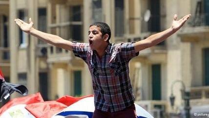 Junger Revolutionär während einer Demonstration in der Kairoer Innenstadt; Foto: dpa/picture-alliance