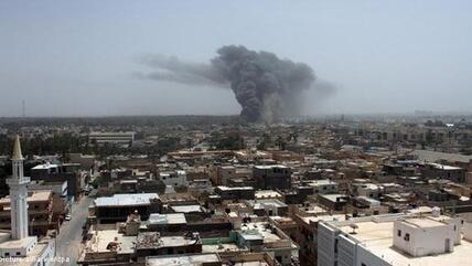 Rauchwolken über Tripolis nach einem Luftschlag der NATO am 7. Juni 2011; Foto: dpa/picture-alliance