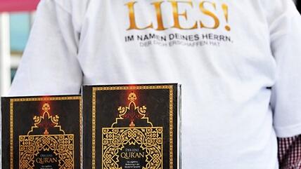 Salafisten auf dem Potsdamer Platz in Berlin verteilen Koran-Ausgaben; Foto: dpad