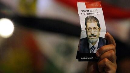 Ägypter hält Wahlflyer Mohamed Mursis in der Hand; Foto: Reuters