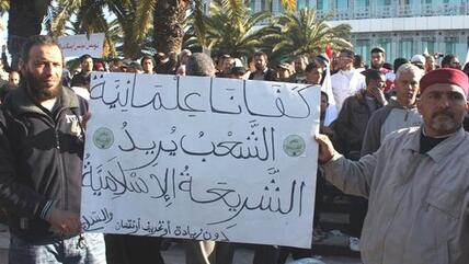 Islamisten in Tunis fordern die Einführung der Scharia; Foto: DW