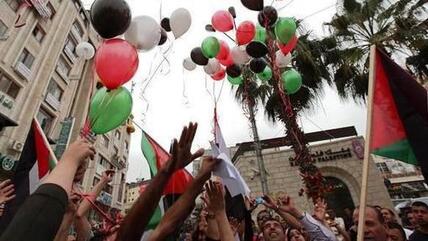 In Ramallah, Palestinians celebrate the unity deal between Hamas and Fatah on 6 February 2012 (photo: dpa)