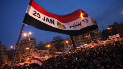 Demonstranten auf dem Tahrir-Platz mit ägyptischer Fahne der 25. Januar-Revolution; Foto: AP
