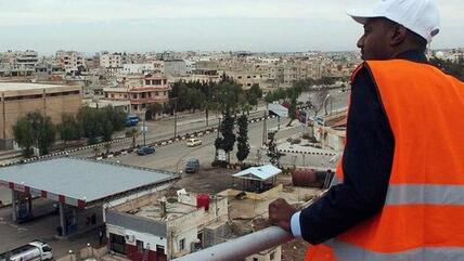 Ein Beobachter der Arabischen Liga überblickt von einer Terrasse die südsyrische Stadt Daraa, eine Hochburg der Proteste; Foto: dpa
