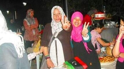 Anhängerinnen der libyschen Aufständischen im Basar von Tripolis; Foto: DW