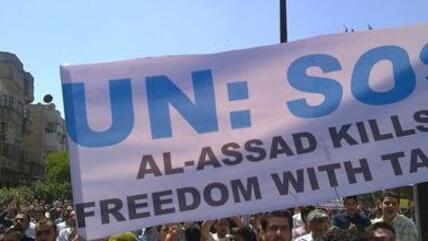 Demonstranten in der syrischen Stadt Homs fordern die Intervention seitens der UN; Foto: AP