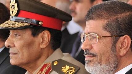 Verteidigungsminister Mohammed Hussein Tantawi (l.) und der ägyptische Präsident Mohammed Mursi; Foto: picture-alliance