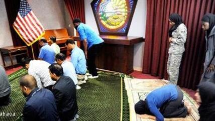 Muslimische Pentagon-Angestellte beten im Pentagon in Arlington, 2010; Foto:© picture alliance/abaca 