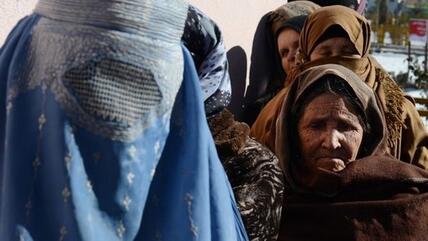 Hilfsbedürftige afghanische Frauen erhalten Lebensmittel des UNHCR in Kabul; Foto: AFP/Getty Images