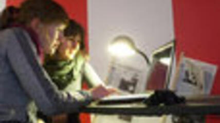 Die Armenierin Eva und Schottin Catriona bei der gemeinsamen Arbeit am Computer; Foto: DW