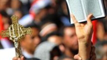 Demonstranten zeigen das christliche Kreuz und den Koran, das heilige Buch der Muslime, Tahrir-Platz Kairo; Foto: UPI/Homammed Hosam