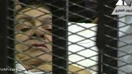 مبارك في قفص الاتهام على سرير طبي في أولى جلسات محاكمته