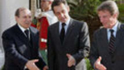 الرئيس الجزائري بوتفليقة مع الرئيس الفرنسي ساركوزي في زيارة على باريس، الصورة أ ب