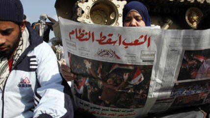 Junger Ägypter liest Al-Ahram einen Tag nach dem Sturz Mubaraks; Foto: AP